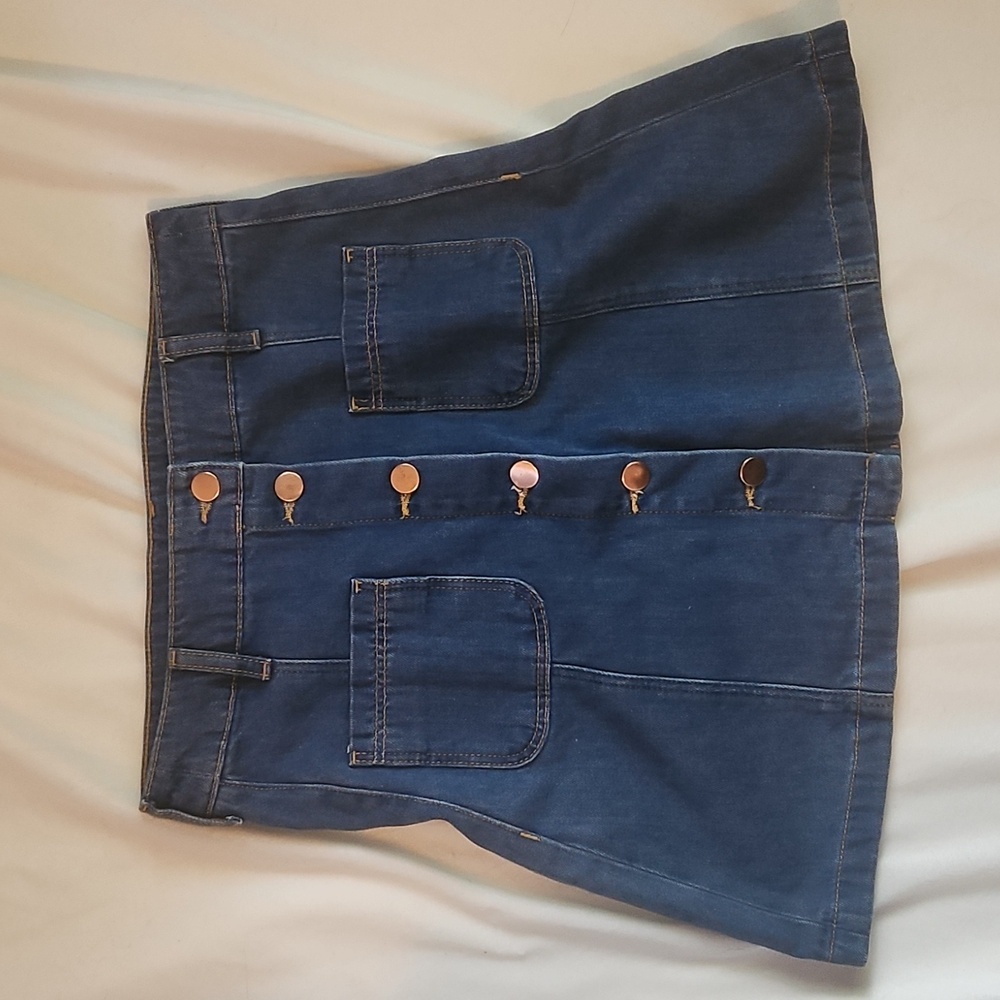 H&M size 6 denim skirt with gold buttons